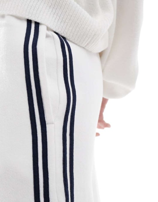 Hollister mid rise wide leg joggers in white - Image 4