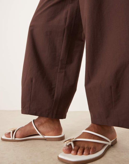ASOS DESIGN linen blend barrel leg trouser in chocolate - Image 2