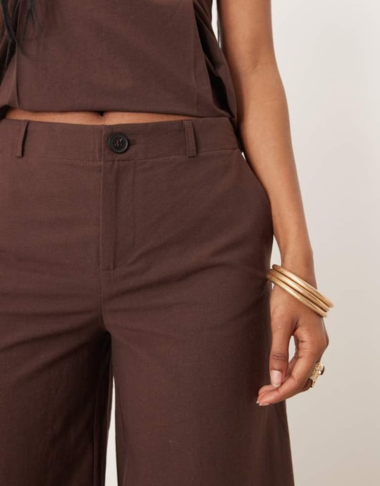 ASOS DESIGN linen blend barrel leg trouser in chocolate - Image 4