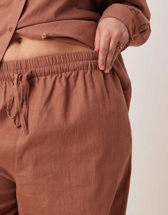 ASOS DESIGN Curve linen look pull on trousers co-ord in mocha - Image 3