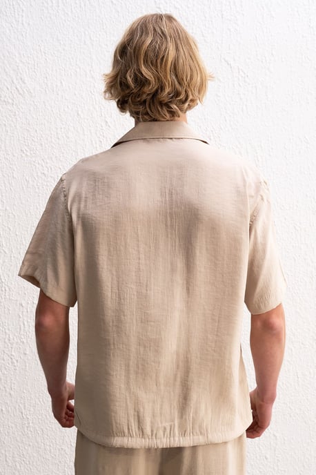 Herrarnas avslappnade kortärmad vävd skjorta med slipsdetalj - Image 5