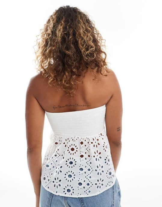ONLY broderie twist front bandeau topp i vitt - Image 2