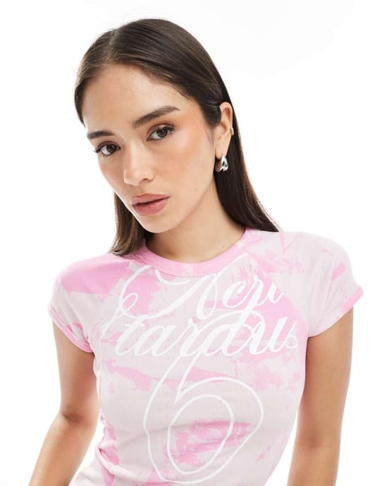 Monki krympt slim fit t-shirt med varsitytryck i tvättad rosa - Image 3