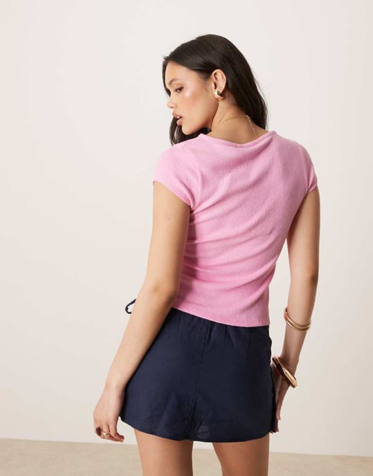 ASOS DESIGN texturerad stickad t-shirt med knapppdetailjer i rosa - Image 4