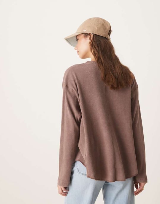 ASOS DESIGN kraftig våfflad långärmad henley-topp i tvättad brunt - Image 3