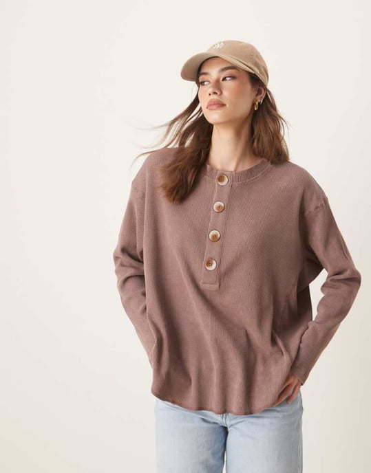 ASOS DESIGN kraftig våfflad långärmad henley-topp i tvättad brunt - Image 4