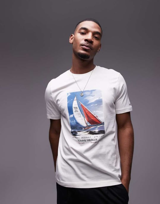Tommy Hilfiger segling grafik t-shirt i off white - Image 1