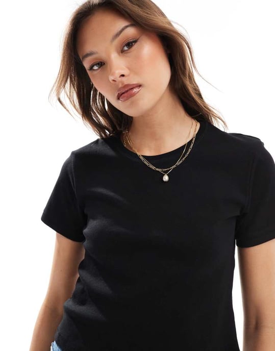 Monki krympt t-shirt i svart - Image 2