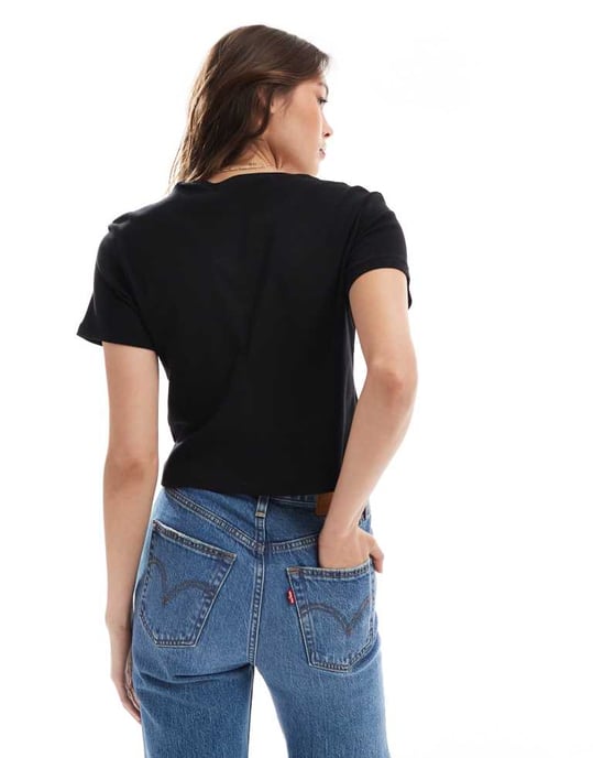 Monki krympt t-shirt i svart - Image 4