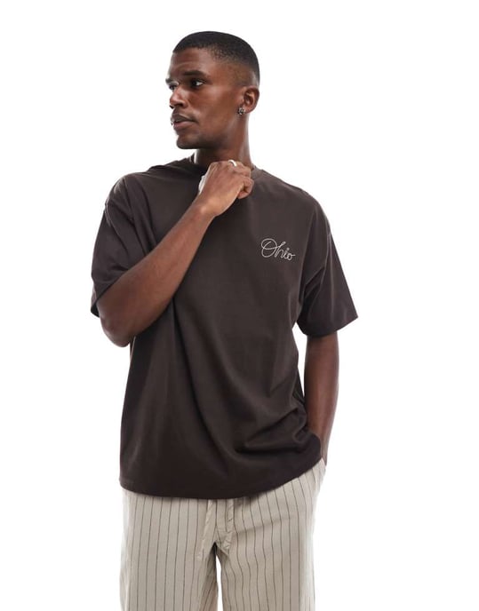 ASOS DESIGN oversized t-shirt med varsity-brodyr i mörkbrun - Image 3