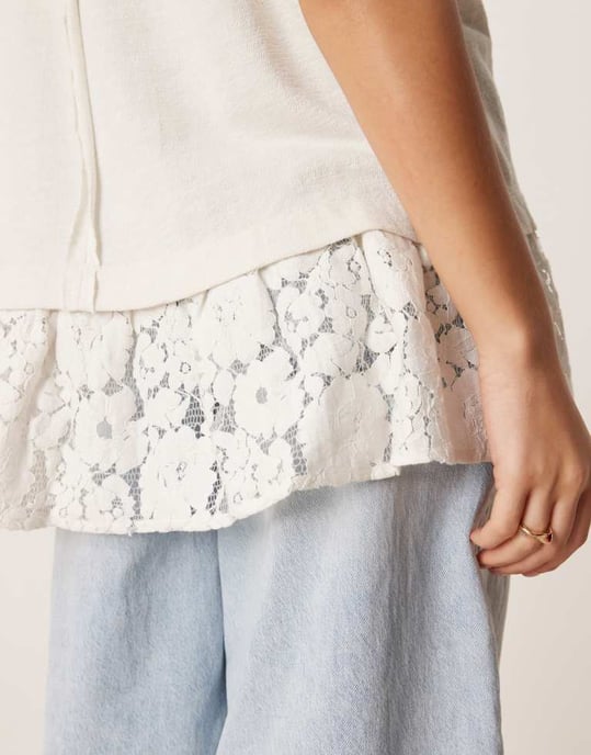 ASOS DESIGN oversized raglan t-shirt med spetsdetalj i krämfärg - Image 2
