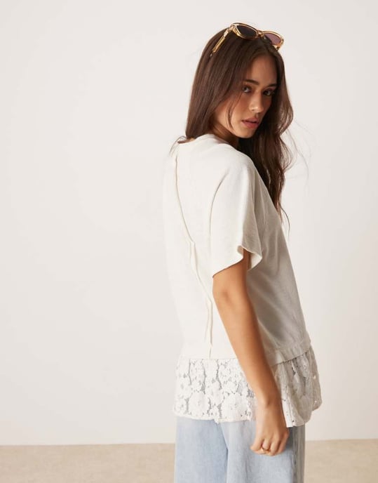 ASOS DESIGN oversized raglan t-shirt med spetsdetalj i krämfärg - Image 4