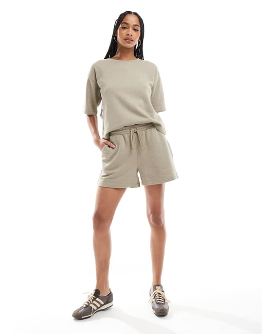 Vero Moda kortärmad sweatshirt-top i laurel oak - Image 2