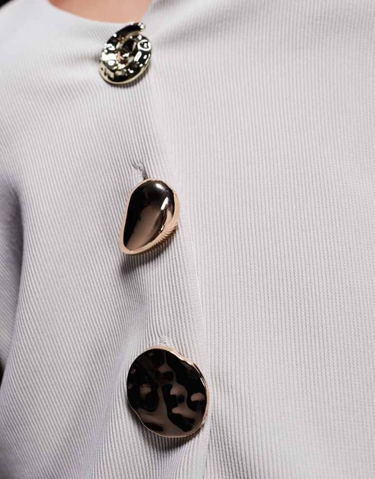 ASOS DESIGN ribbad halterneck-väst med gulldetaljer i stenfarbe - Image 4