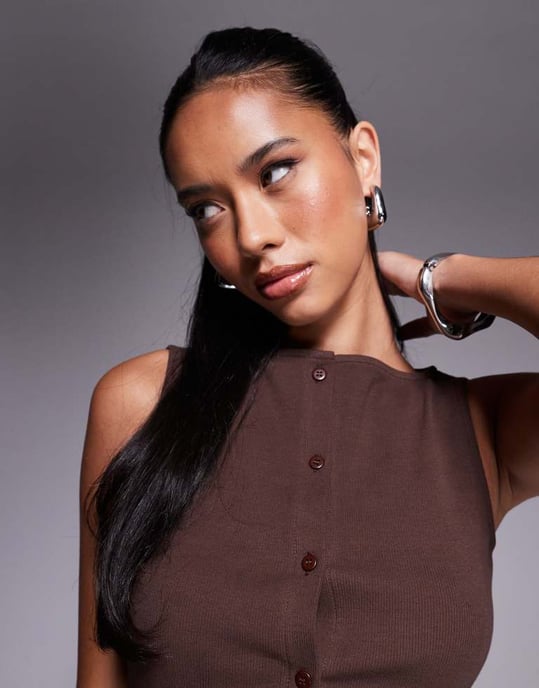 ASOS DESIGN vid nack ribbad knappar genom ärmlös topp i brun - Image 3