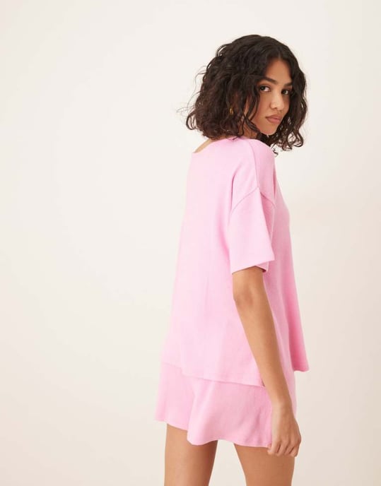 ASOS DESIGN strukturerad stickad t-shirt med snedställt fåll i rosa - Image 4