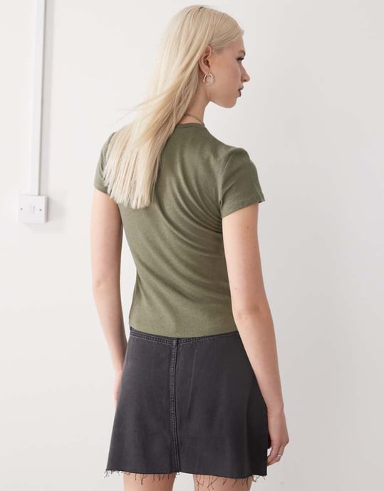 Veckodags t-shirt i linneblandning i khaki, exklusiv för ASOS - Image 2