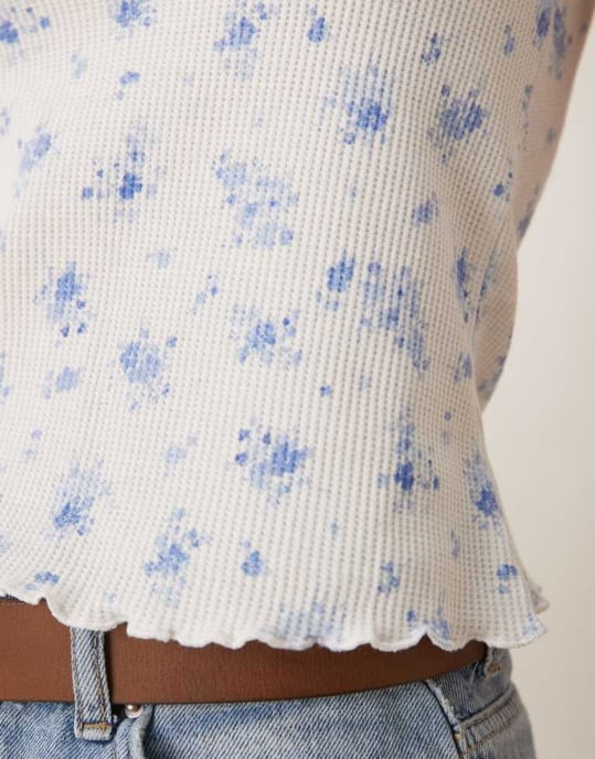 ASOS DESIGN våfflad V-ringad t-shirt med överlockdetaljer i småblommigt mönster - Image 3