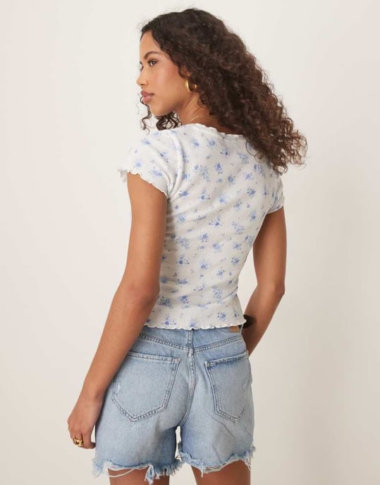 ASOS DESIGN våfflad V-ringad t-shirt med överlockdetaljer i småblommigt mönster - Image 4