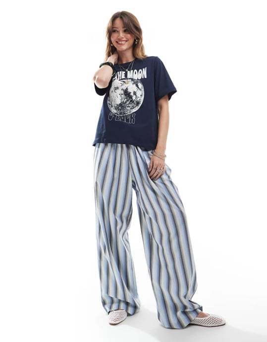 Bara mångrafik boyfriendpassad t-shirt i marinblå - Image 2