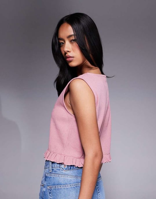 ASOS DESIGN ärmlös våffeltröja med volangkant i rosa - Image 2