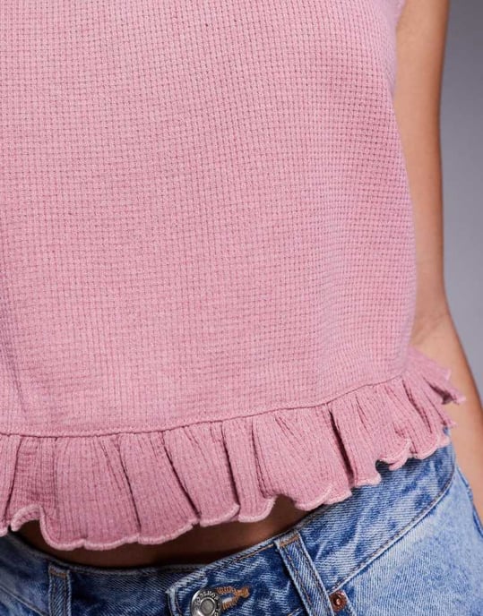 ASOS DESIGN ärmlös våffeltröja med volangkant i rosa - Image 3