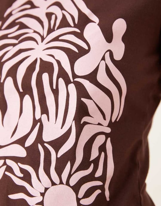ASOS DESIGN babyt-shirt med blommig grafik i choklad - Image 2