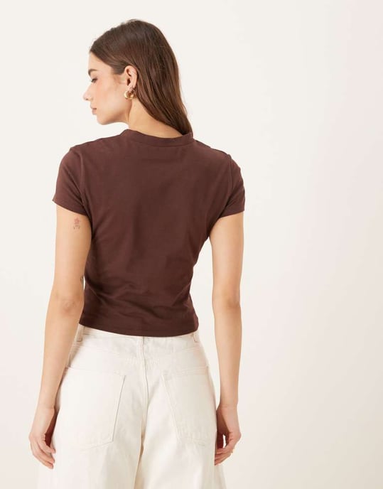 ASOS DESIGN babyt-shirt med blommig grafik i choklad - Image 4