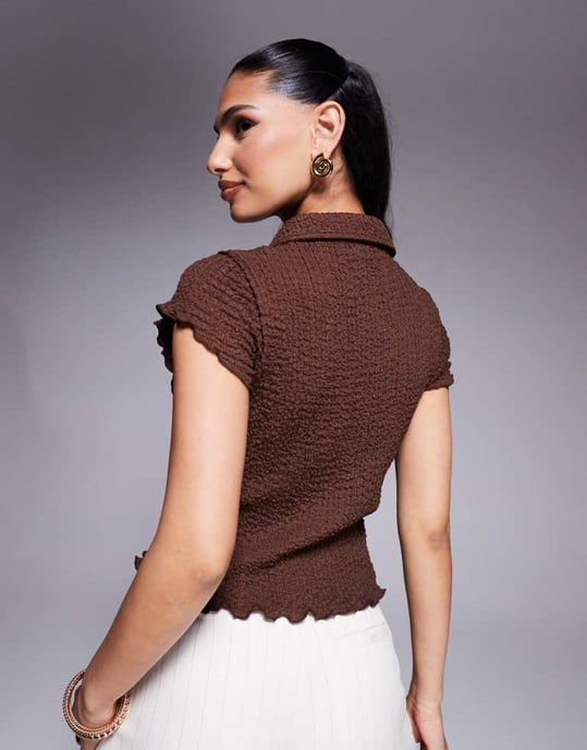ASOS DESIGN texturerad kortärmad skjorta i choklad - Image 2