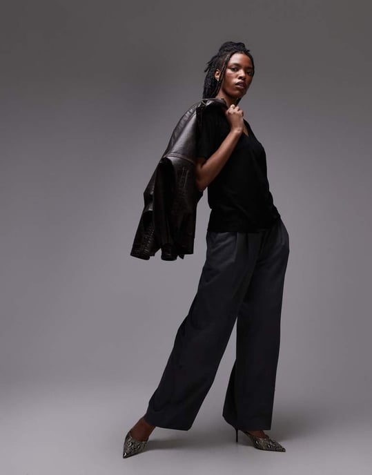 Topshop slouchy v-ringad t-shirt i svart - Image 3