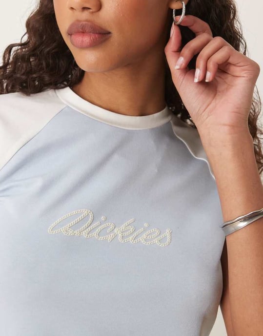 Dickies western rep-logo raglan baby t-shirt i ljusblå och off-white - Image 2