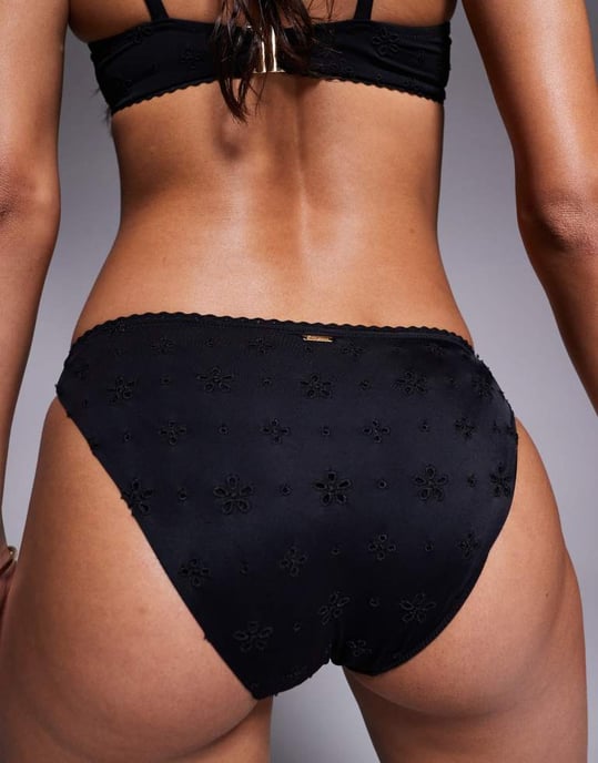 Boux Avenue broderad bikiniunderdel med volangdetalj i svart - Image 4