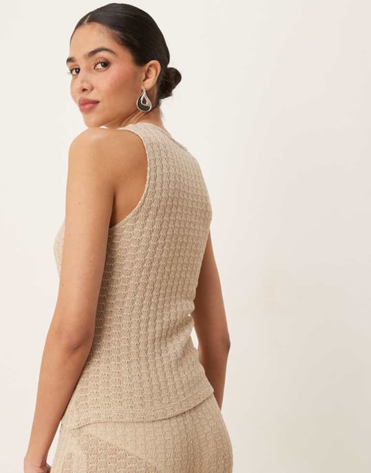 ASOS DESIGN koord stickad knapplång väst utan ärmar i sten - Image 3