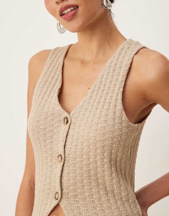 ASOS DESIGN koord stickad knapplång väst utan ärmar i sten - Image 4