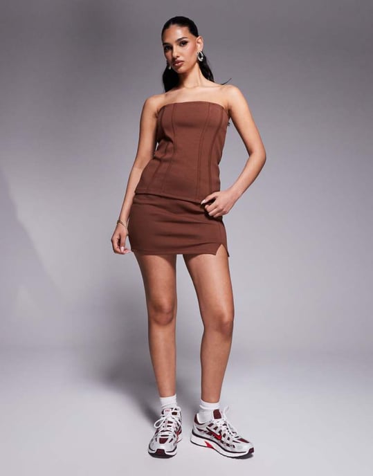 ASOS DESIGN co-ord premium ponte lång bandeau med sömdetalj i choklad - Image 2