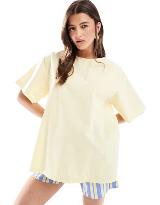ASOS DESIGN poplin plissé bak trapez t-shirt i smörkräm - Image 1
