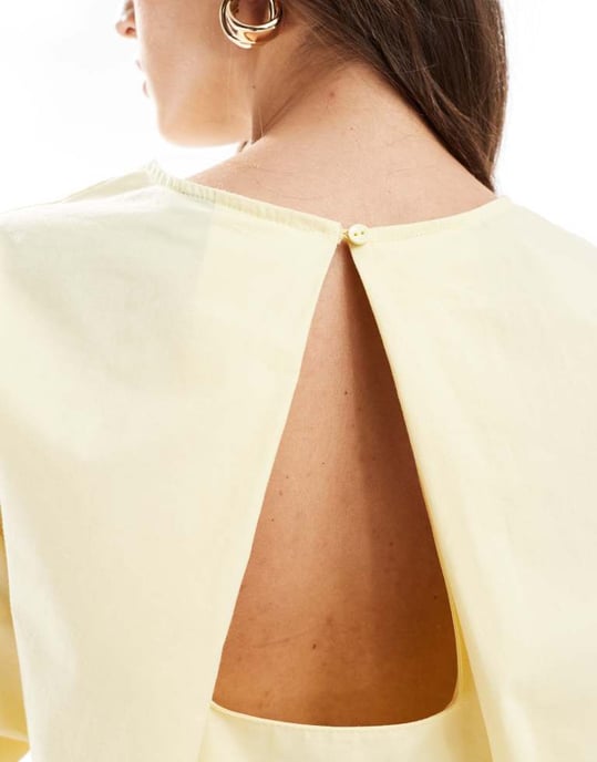 ASOS DESIGN poplin plissé bak trapez t-shirt i smörkräm - Image 3