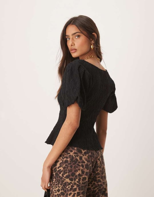 Gina Tricot vågig texturerad jersey med puffärmar och peplumkjol i svart - Image 3