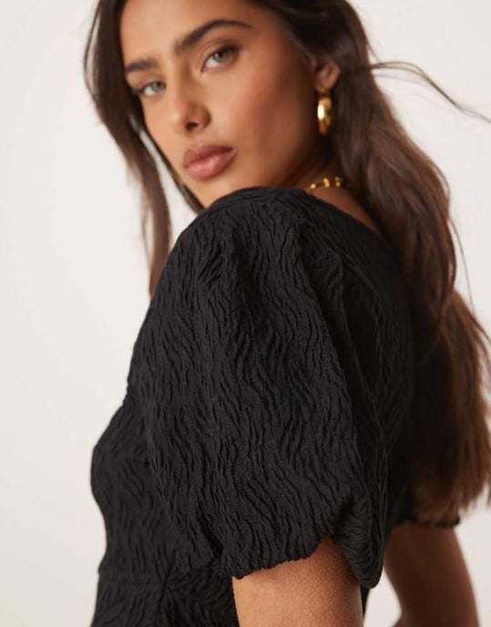 Gina Tricot vågig texturerad jersey med puffärmar och peplumkjol i svart - Image 4
