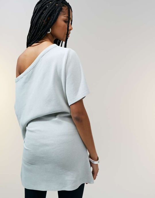 ASOS DESIGN off shoulder klänning t-shirt med insnörning i midjan i tvättad salvia - Image 4