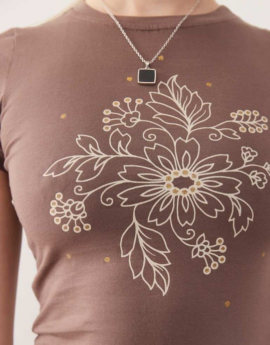 Motel sutin blommig paillettes baby t-shirt i muskotnöt - Image 2