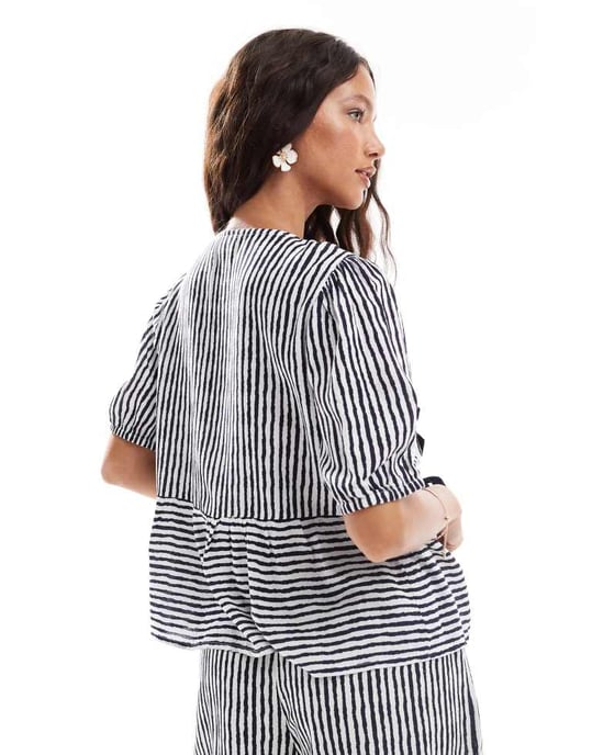 Pieces knyt-frams kortärmad peplum topp med randigt mönster i marinblått och vitt - Image 4