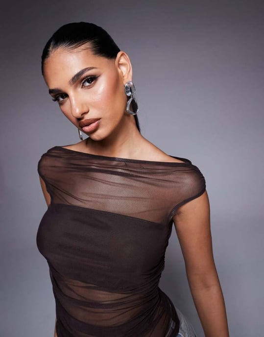 ASOS DESIGN samlad kortärmad off-shoulder meshtopp i choklad - Image 2