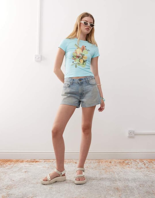 COLLUSION fruktmönster baby t-shirt i blått - Image 2