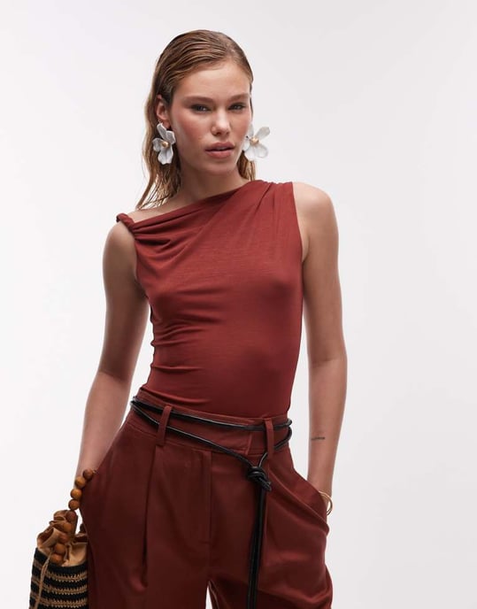 Topshop twistad top med en axel i rostbrun - Image 2