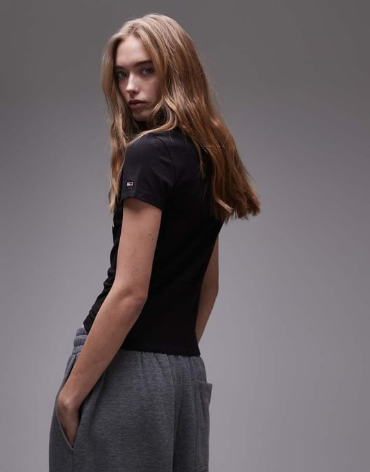 Tommy Jeans grafisk baby t-shirt i svart - Image 4