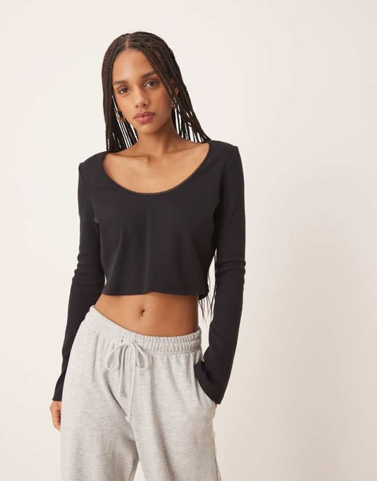 ASOS DESIGN ribbat långärmad boxy crop top med detaljer i svart - Image 1