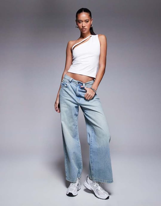 ASOS DESIGN dubbel lager enaxlad topp med remdetalj i vitt - Image 2