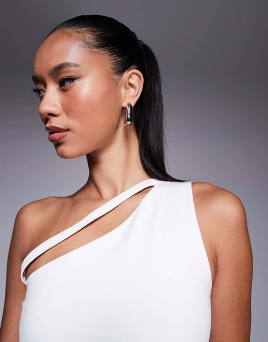 ASOS DESIGN dubbel lager enaxlad topp med remdetalj i vitt - Image 4