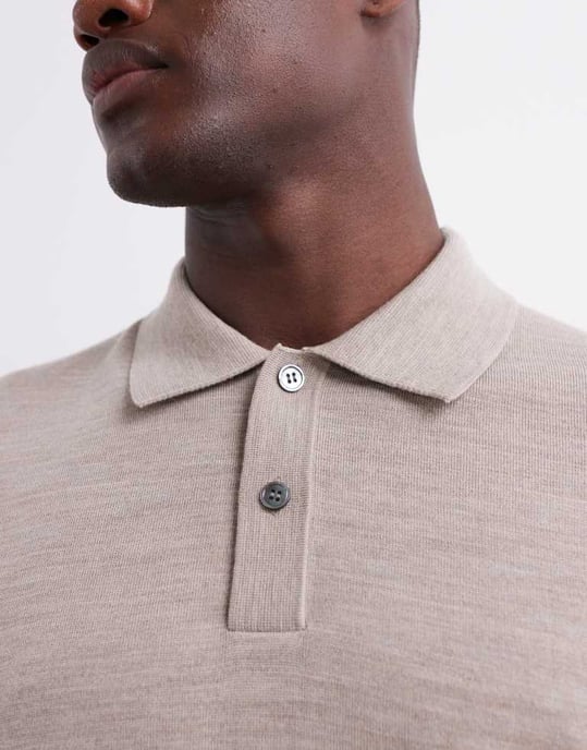 ARKET merinoull stickad kortärmad polo skorta i ljusbeige - Image 4